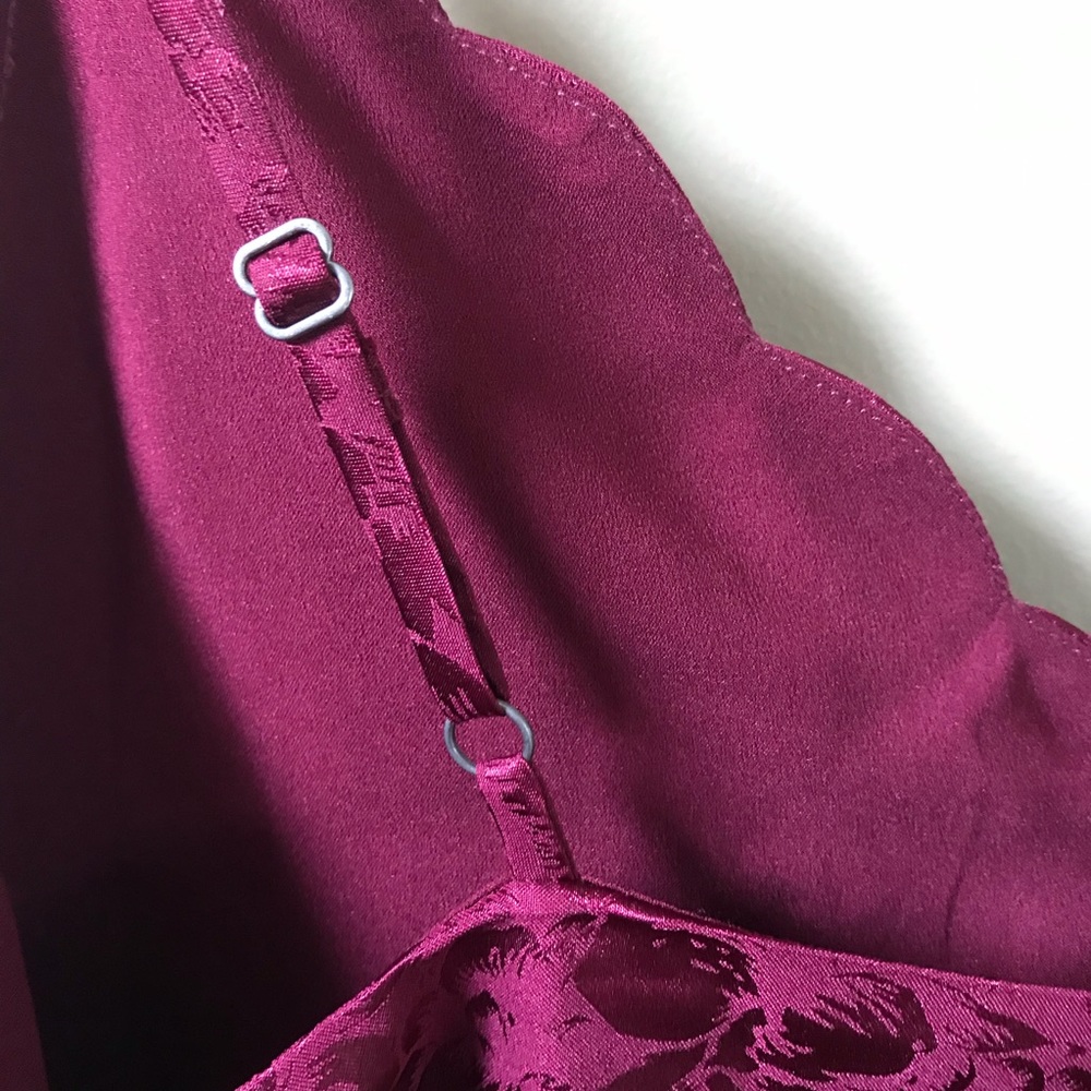 Scalloped V-Neck Camisole - Picture 5 of 5